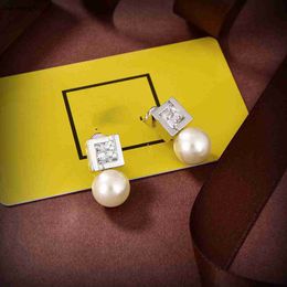 23ss luxueux boucles d'oreilles design sphérique Cube pour femmes petits bijoux de charme pendentifs d'oreille pendentif perle y compris boîte cadeaux de vacances