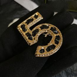 23SS Luxus Marke Gold Brief Designer Pins Broschen für Frauen Männer Kupfer Mode Kristall Perle Brosche Gold Platte Pin Schmuck für 265u