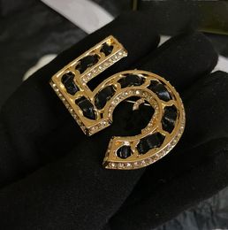 23ss Luxe Merk Gouden Brief Designer Pins Broches voor Vrouwen Mannen Koper Mode Kristal Parel Broche Gouden Plaat Pin Sieraden voor Party