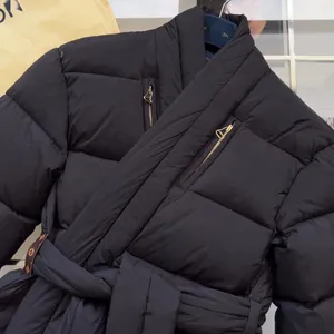 23SS Nieuw herfst-/winterontwerp Nieuwe halflange donskatoenen jas met vetersluiting in de taille