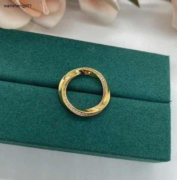 23ss Nouveau Designer Band Anneaux Plaine Mince Paire Minimaliste Ins Design À La Mode Queue Irrégulière Twist Bague Couple Anello Y Compris la boîte