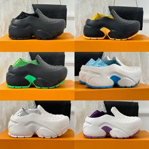 23SS Nieuwe Seizoen Catwalk Mannen Shark Klompen Glij Sandalen Slippers Oversized slip-on EVA Ultralichte Rubberen Platform Zool Waterdichte slip slijtvaste Strandschoenen