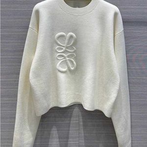 23SS Nouveau pull d'automne à la mode à manches longues à manchette haut de gamme Slim Pullover Couper créateur chair de la chemise en tricot mince blanc Vêtements pour femmes