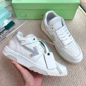 Temporada 23ss Diseñador de cuero de becerro italiano para caminar Zapatos deportivos Flechas de diamantes Mujeres Hombres Zapatillas bajas para salir de la oficina con flechas tonales en los lados Zapatos para parejas