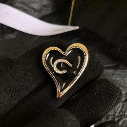 23ss Eenvoudige Merk Brief Designer Pins Broches voor Vrouwen Mannen Hart Mode Kristal Parel Koperen Broche Gouden Plaat Pin sieraden Party