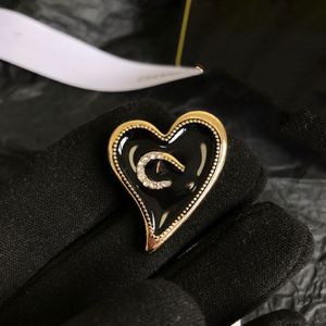 23ss Simple marca carta diseñador alfileres broches para mujeres hombres corazón moda cristal perla cobre broche placa de oro Pin joyería fiesta
