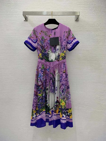 23ss Vestidos de verano Vestido de mujer Diseñador Lindo Conejo Flor Impresión Cintura Encogimiento Manga corta Vestido de swing grande Cinturón a juego Ropa de mujer