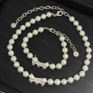 23SS Femmes Designer Bracelets Collier Ensemble Mode Lettrage métallique serti de perles et de diamants Collier Bracelet Ensemble Bijoux de haute qualité Bijoux