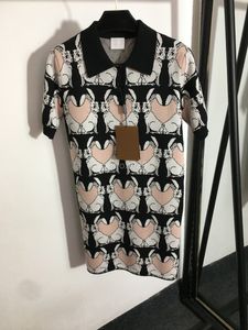 23SS Vestido de diseñador para mujer Camisas de punto Vestidos con patrón de conejo Chicas Pista de gama alta Marca de lujo personalizada Camisetas sin mangas Manga corta Jersey elástico Camisetas