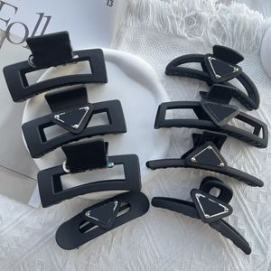 23ss Women Designer P Family Letters Acrylic Hair Clamps Black Korean Geometric Hollow Claw Clips Small Sweet Wind Crab Shark Clip Hairpin Accessories