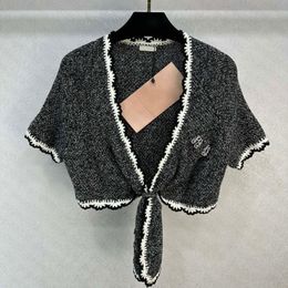 23SS Diseñador de mujer Camiseta Suéter Tops de diseñador con cuentas de letras Lentejuelas Camiseta Niñas Milan Runway Crop Tops Marca Jersey Diseñador Cardigan Camisa Outwear Chaquetas