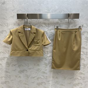23SS Women Designer Tweede stukjurk Sets Outfit Suits met metalen letter Beads Girls Milan Runway Brand Outparty Blazer Crop Top Jacket Coat en Midi A-Line Skirts Suits