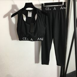 23SS Women Designer Twee-delige broek Sets met letters Patroon Girls Milan Runway Jersey Joggen Outsedy Camisole T-shirt Crop Tops Vest en broek Legging Yoga-pak