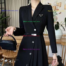 23SS Femmes Robe Robes de créateurs Femmes Automne Couleur unie Robes plissées Casual Triangle Lettres Minceur Boutons de cordon Jupe crayon