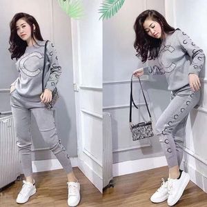 23ss Conjunto profesional de moda para mujer Conjunto de dos piezas Ropa de marca de diseñador superior Traje pequeño para mujer Ropa casual Chaqueta de manga larga blanca para mujer Pantalones largos S-2XL