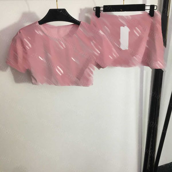 23ss conjunto de falda de ropa de diseñador para mujer Flocado logo cintura Adelgazante Camiseta de manga corta falda corta conjuntos de terciopelo Ropa de mujer de alta calidad