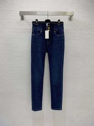 23ss damesbroek denim jeans designer damesjeans nieuwe achterheupzak geborduurd logo drieknops hoge taille hijs hip skinny leg jeans dameskleding