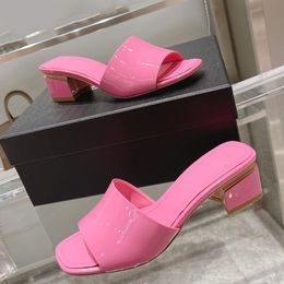 23SS Dames Patent Leather Slippers Dikke hakken 4,5 cm Sandalen slip op kledingschoenen Dames Dames Designer Mule Classic Pink Green Kaki Trouwschoenen Casual schoen