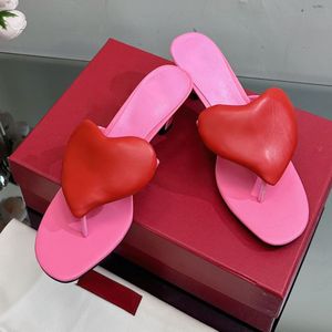 23SS Dames Thong Flat Sandals Cowhide Flip Flops dikke hakken 6 cm slippers slippen op glijbanen damesontwerper met rood hartvormig patroon vrije tijd strandschoenmeisje muildieren