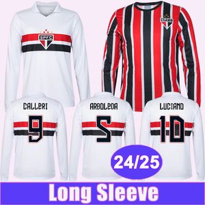 24 25 SAO PAULO MAISSES DE SOCCER LUNE MANDE LUCAS CALLERI LUCIANO ARBODEDA RAFINHA NESTOR DIEGO COSTA FERRESI HOME ARRIVE