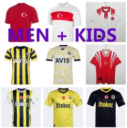 24 25 Turkije voetbaltruien 2024 Club Fenerbahce Dzeko Camisetas de futbol Mesut Ozan Tufan Perotti Samatta Camiseta voetbal shirts retro Turkiye 1996 man kinderen kit