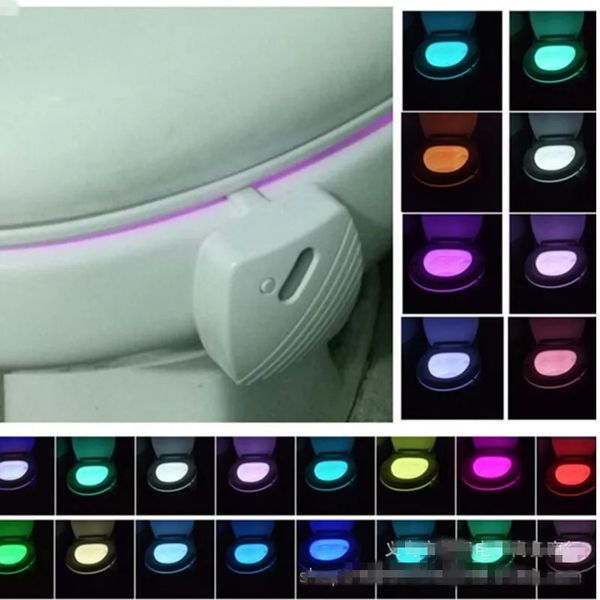 Luce di induzione per WC a 24 colori Lampada per sedile del water sospesa a LED Luci di copertura del coperchio del WC a corpo a colori Luci notturne a LED Luce notturna