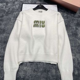 24 MIU Principios de primavera Nuevo suéter de punto de manga larga con adornos de letras, corte entallado, minimalista y versátil