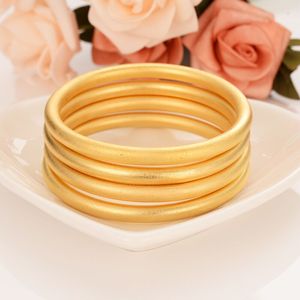 24 K Fine Gold GF Dubai Armband Afrika Arabische artikelen 4 stuks Monteer Groothandel Mode Dubai Schurende Blasting Bangle Jewelry