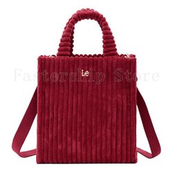 24 Le Corduroy Cross Sac Sac de créateur de sacs de sacs de sacs de sac pour la main pour femmes Red Handheld Handheld Bride Mading Sac à provisions 21cm