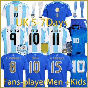 24 Nieuwe 3 -sterren Argentinië Messis Soccerjerseys 24 25 Child Kids Kit Fans Player Versie Mac Allister Dybala Di Maria Martinez de Paul Maradona Men Dames voetbal shirt