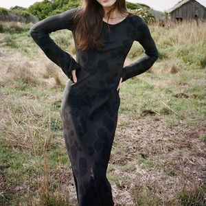 24 Nieuwe designerjurk, slim fit, ronde hals, uitlopende mouwen, elegante zijden zwarte jurk met lange mouwen