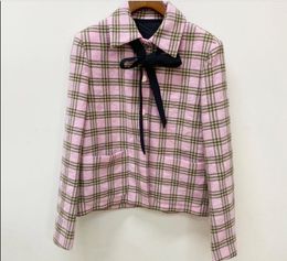 24 nouveau Fadan Maje rose à carreaux col carré à lacets manteau court haut + taille haute plissée demi-jupe
