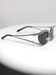 24 nieuwe zonnebrillen dames kleine geurige stijl met diamant inleg frameloze trendy heren gepersonaliseerde runway retro sunshades