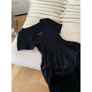 24 PRA Designer Dames metaal omgekeerde driehoek korte mouwen T-shirt gesplitste nep tweedelig jurk vaste kleuren taille Sluiting grote zoomline ontwerp damesjurk 411