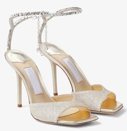24 Marques de luxe d'été Saeda Sandales Chaussures Crystal Strappy Talons hauts Robe de mariée Lady Gladiator Sandalias Nude Noir EU35-44