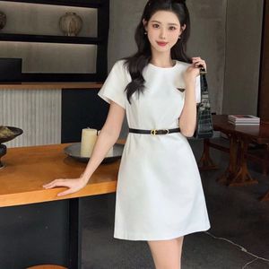 24 Zomer Nieuwe high -end tailleband modieuze ronde nek met korte mouwen elegante high -end witte jurk met gratis riem