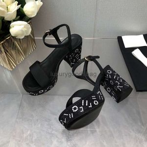 24 Zomer Leren Sandalen Met Platte Bodem Gesp Klink Feest Bruiloft Sandaal Parijs Modemerk Slipper Designer Dames Sexy Hoge Hak Sandalen Hoge Hakken Schoenen