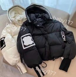 24 Damesontwerper Down Jacket Autumn and Winter Winter Women Puffer Jackets Coat Borduurwerk C Rapel Hapel Zipper Casual Korte Kleine Parka Giacca Windscheper CC