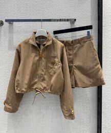 24 Dames tweedelig broek Nylon Fabric Jacket Set Flip Collar Short Jacket Coat Heme Drawing Shorts Set Low Key Luxury 309