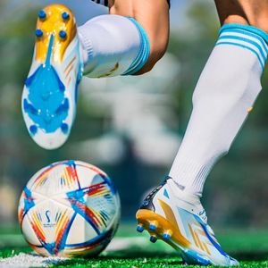 2410 Chaussures de football ultralégères de haute qualité pour hommes Crampons de gazon antidérapants TFFG Baskets de football d'entraînement Chuteira Campo 240323