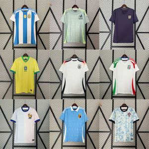 2425 fanáticos del nuevo equipo nacional usan las camisas de la Copa Europea de Inglaterra, Brasil, Argentina, Italia, Bélgica y Portugal