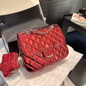 24C Sac à dos de créateur en cuir verni rouge pour femme avec portefeuille en étoile Chaîne de quincaillerie en or Sangle réglable Rabat brillant Sac à main à bandoulière matelassé 23x18 cm Cinq couleurs