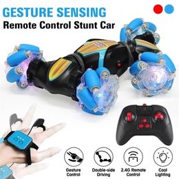 24g 4WD Gesture Senting Car Remote Control Casculé Car 360 ° Twisting Twisting Offroad Dancing Vehicle Kids Toys W Lights 220815