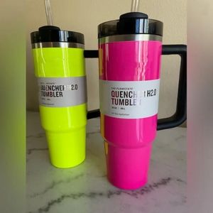 Neon gele elektrische roze tuimelaars met handvat geïsoleerde roestvrijstalen tumbler deksels en stro -autoraismokken koffietumbler Termos Cups
