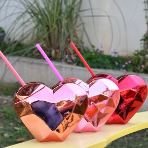 24oz hartvormige plastic beker met deksel PP Materiaal Party Supplies 520 Love Cup Valentine's Day Straw Tumbler Z11