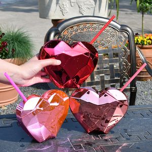 Tasses en plastique de 24 oz en forme de cœur tasse de jus de boisson créative en plein air avec cadeau de paille et de couvercle
