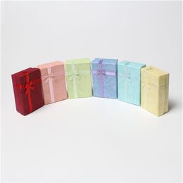 24 -stks lot 5cmx8cm display doos kartonnen ketting oorbellen ringdoos verpakking cadeau -doos met spons satijn lint209t
