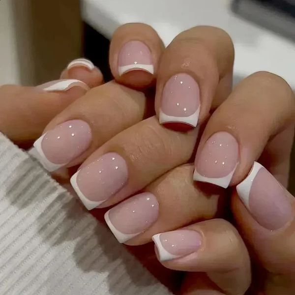 24pcs Nude blanc français faux ongle pointes carrées courtes Fashion Fashion Faux Nails avec de la couverture complète simple de colle sur 240423