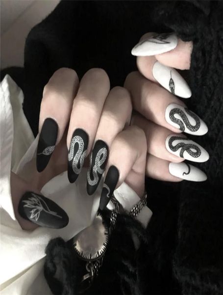 24pcSset Extra Long Faux Nails Punk Snake Match Black Blanc Matte False Nail Presse sur les astuces artificielles Tools de manucure entier8112479