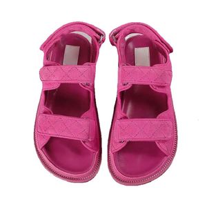 24S Sandalias de plataforma de diseñador de alta calidad Zapatos de mujer de verano Fondo grueso Tacón plano Gancho Bucle Casual Hebilla de vacaciones Sandalias de papá de cuero real